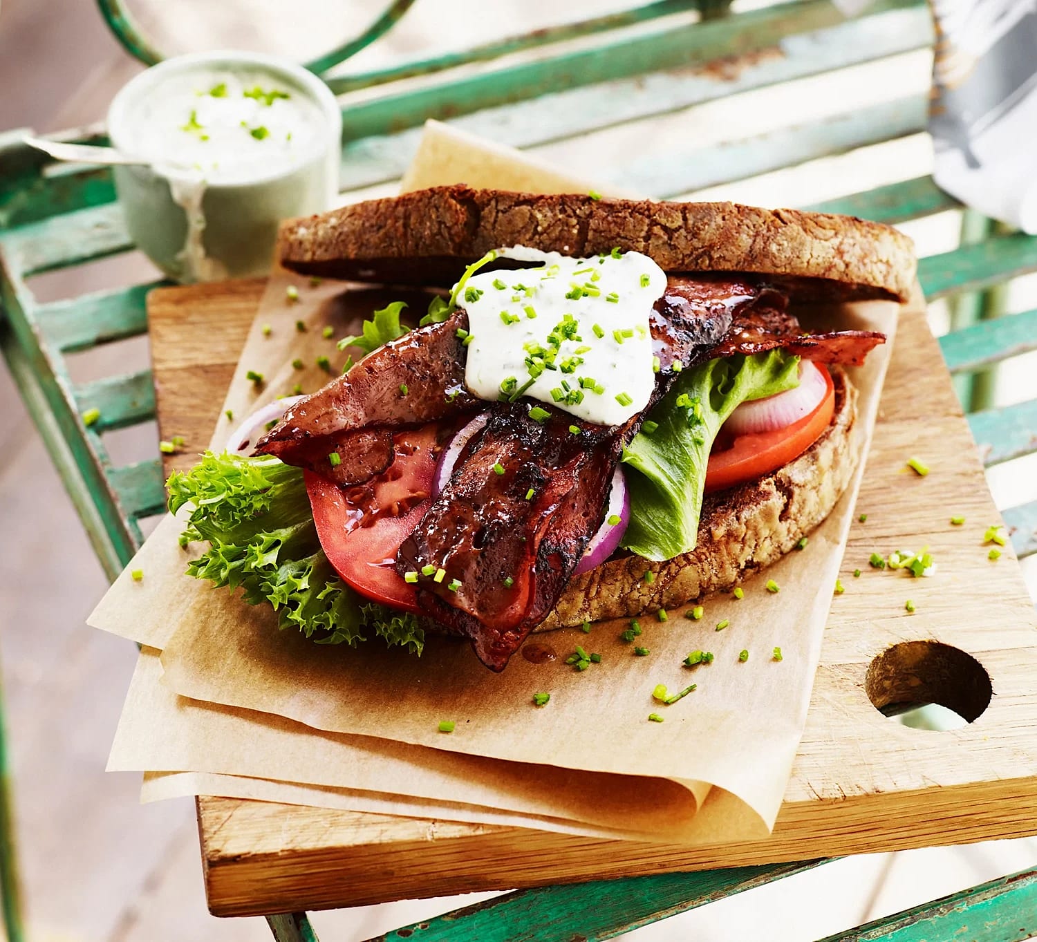 BLT med kalkon och gräslökskräm