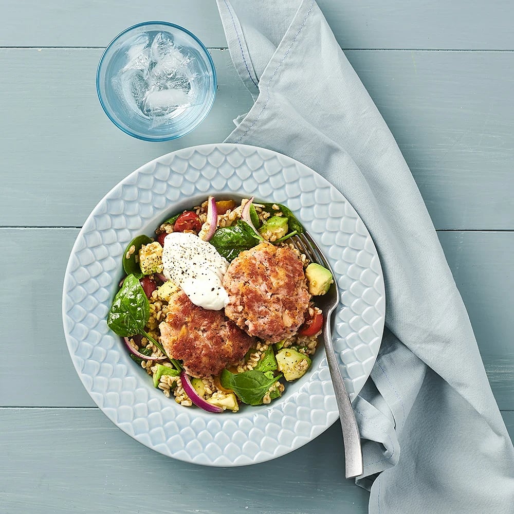 Bön- och salsicciabiffar med matvetesallad
