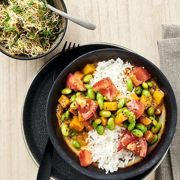 Böncurry med sojamarinerade groddar