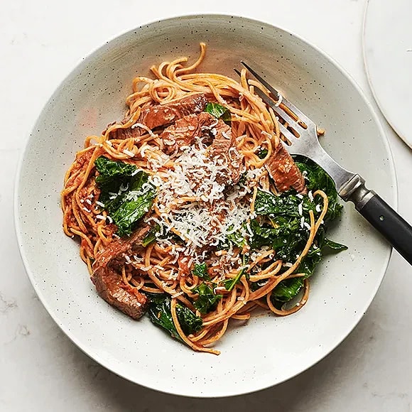 Bönpasta med röd pesto, rostbiff och grönkål
