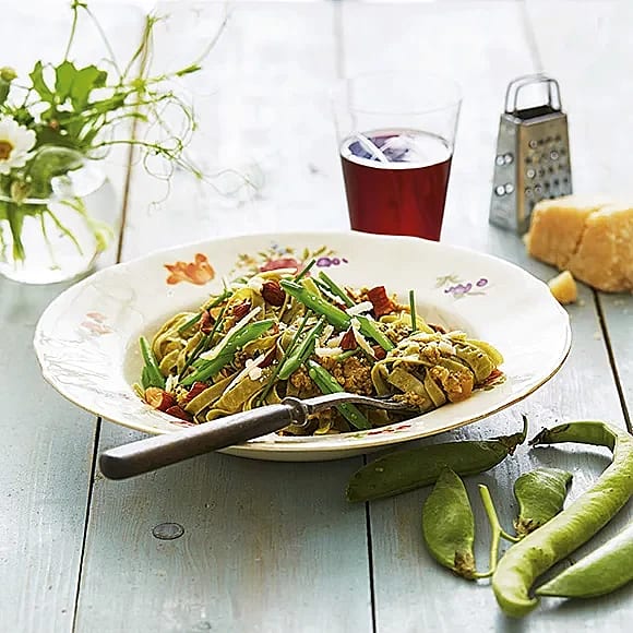 Bönpasta med tapenade och ärter