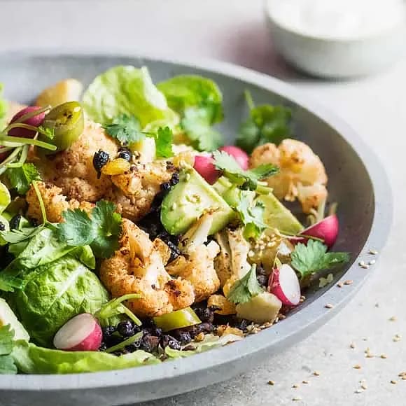 Bönsallad med rostad blomkål, gräddfil och jalapeno