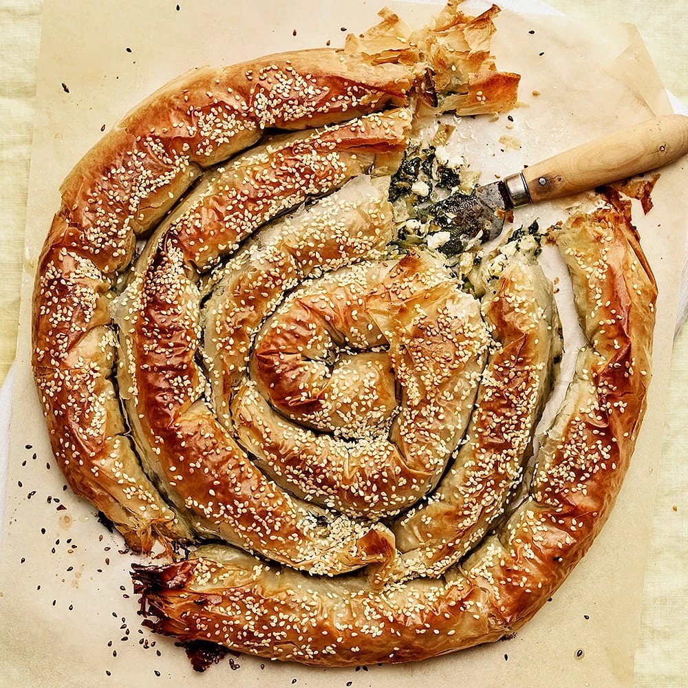 Börek med fetaost, spenat och kronärtskocka