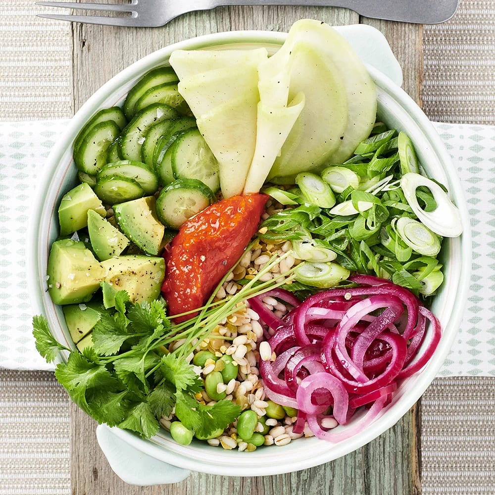 Bowl med avokado och picklad rödlök
