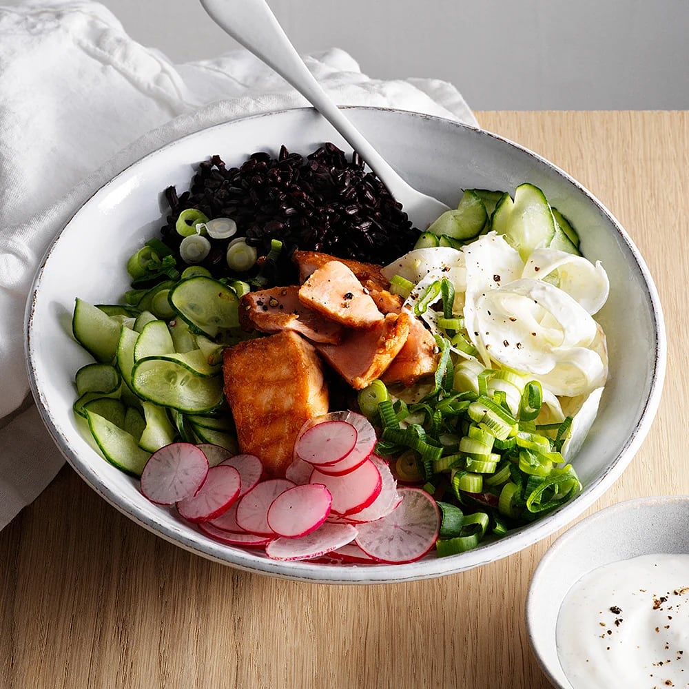Bowl med misobakad lax, fänkålsslaw och svart ris