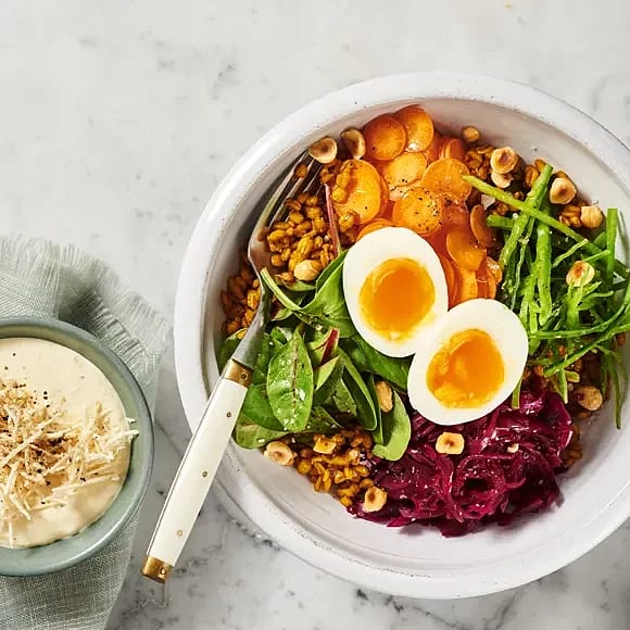 Bowl med saffranskokt matvete och grönsaker