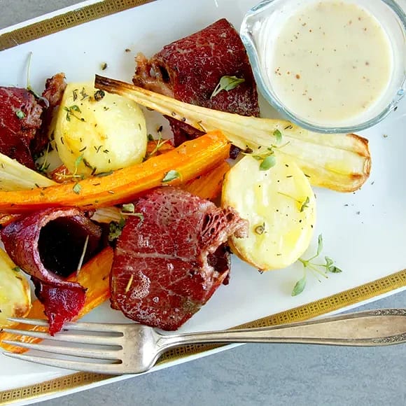 Bräckt rimmad oxbringa med vinägerrostade grönsaker och grov senapssås