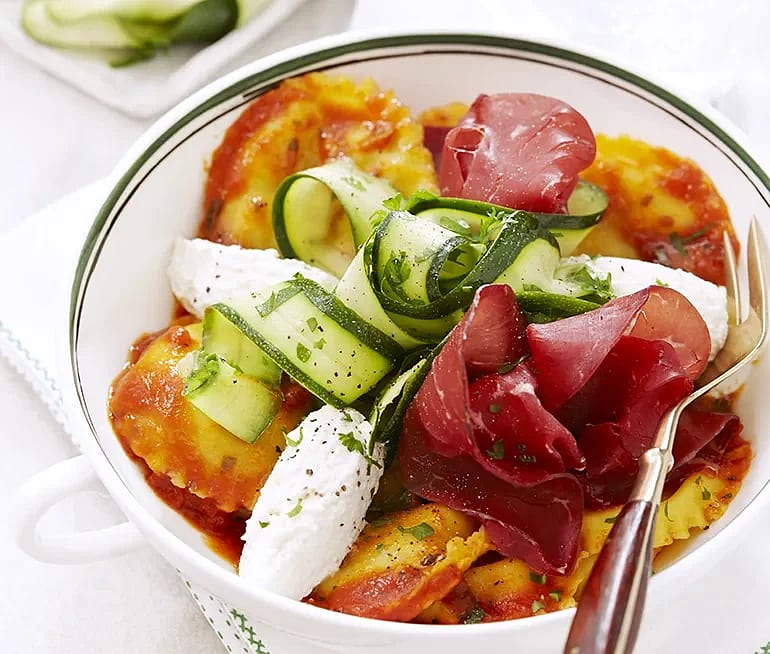 Bresaola med fylld ravioli, tomat och ricotta