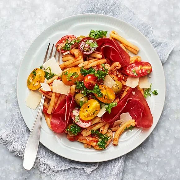 Bresaola med pasta och tomat
