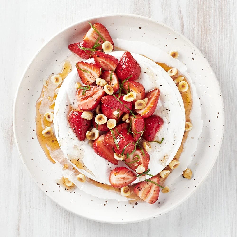 Brie i ugn med jordgubbar och rostade hasselnötter