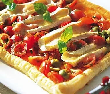 Brie- och tomattårta till drinken