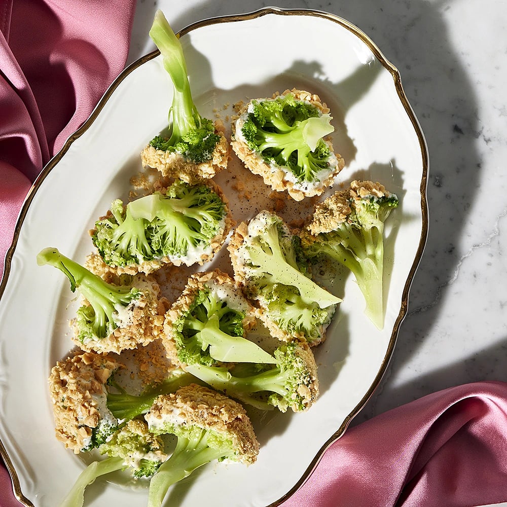 Broccoli doppad i jalapeñomajonnäs och jordnötter