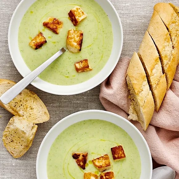 Broccoli- och potatissoppa med halloumi
