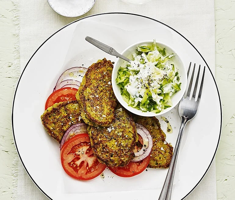 Broccolifritters med tzatziki och potatis