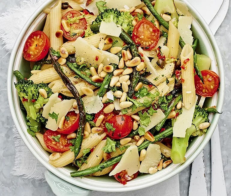 Broccolipasta med pinjenötter och haricots verts
