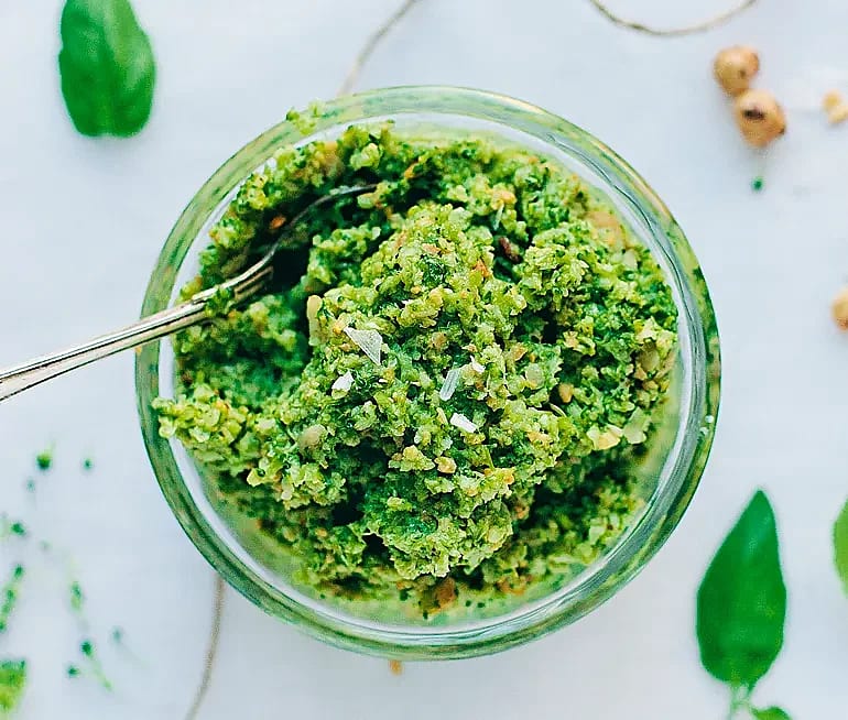 Broccolipesto med hasselnötter