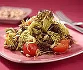 Broccolisallad med tomater och rostade pinjenötter