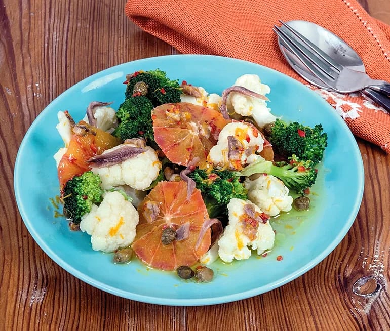 Broccolisallad och blomkålssallad med blodapelsin