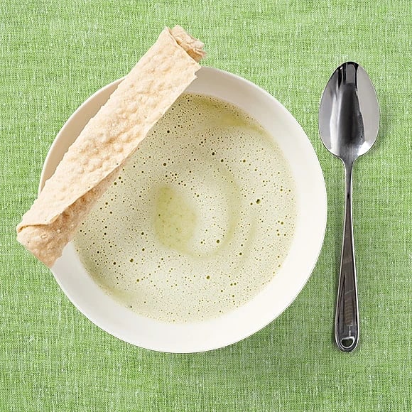 Broccolisoppa med färskost och tunnbröd