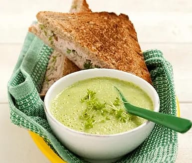 Broccolisoppa med tonfiskröra på toast