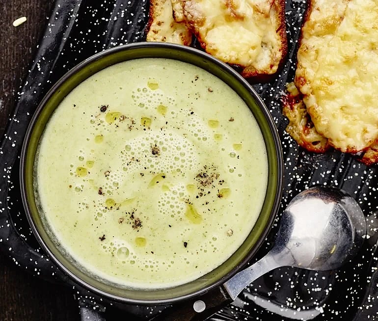Broccolisoppa med varma smörgåsar