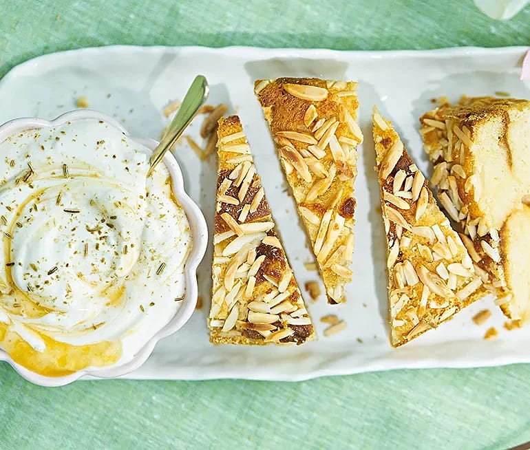 Brödpudding med mandel och aprikosgrädde