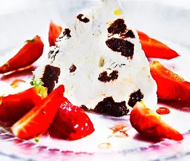 Brownieparfait med limemarinerade jordgubbar