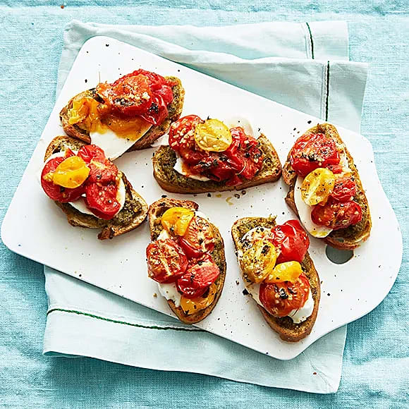 Bruschetta med varm tomatsallad och buffelmozzarella