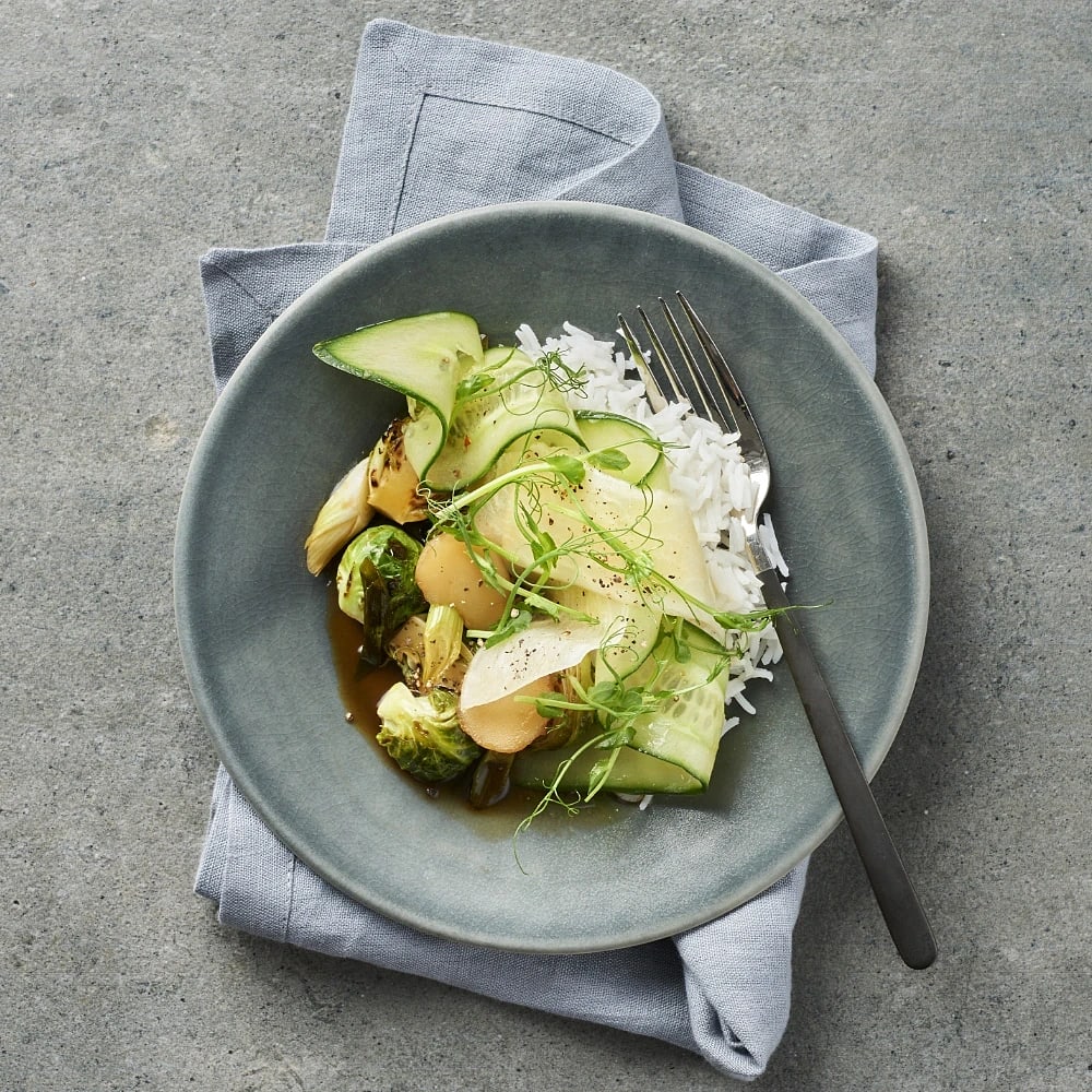 Brysselkål i hoisinsås med sallad på rättika