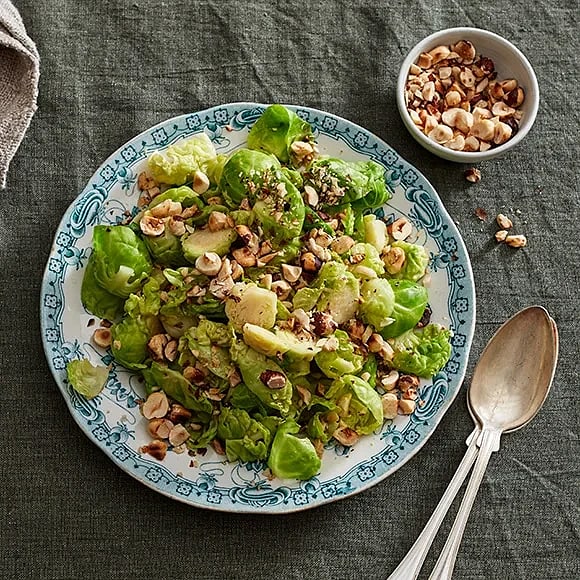 Brysselkålssallad med hasselnötter och sötsyrlig dressing