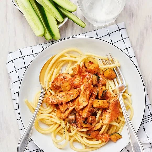 Bucatini med kyckling och tomatsås