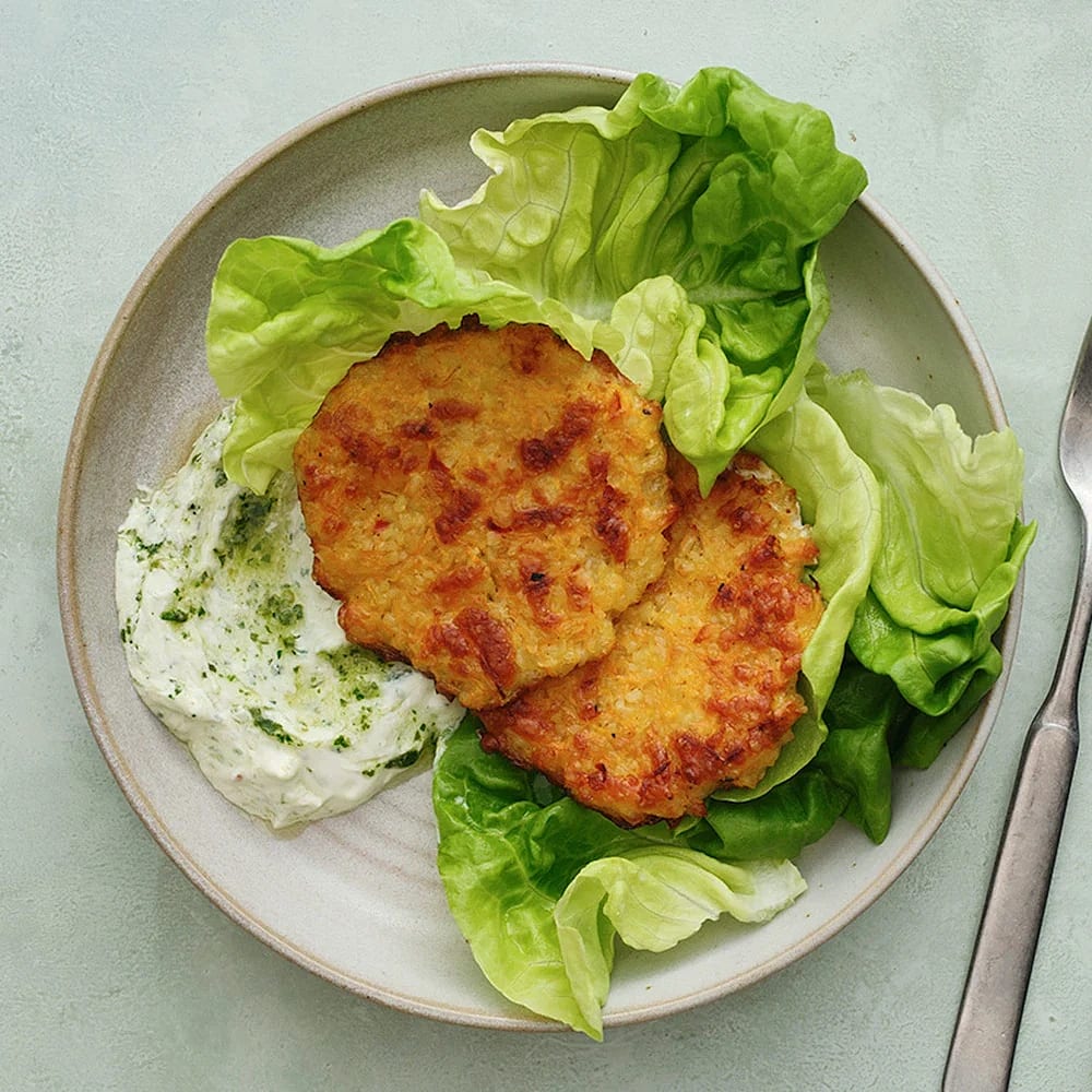 Bulgur- och halloumifritters med pestokräm