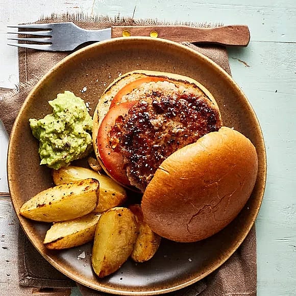 Burgare med avokadoröra och rostad potatis