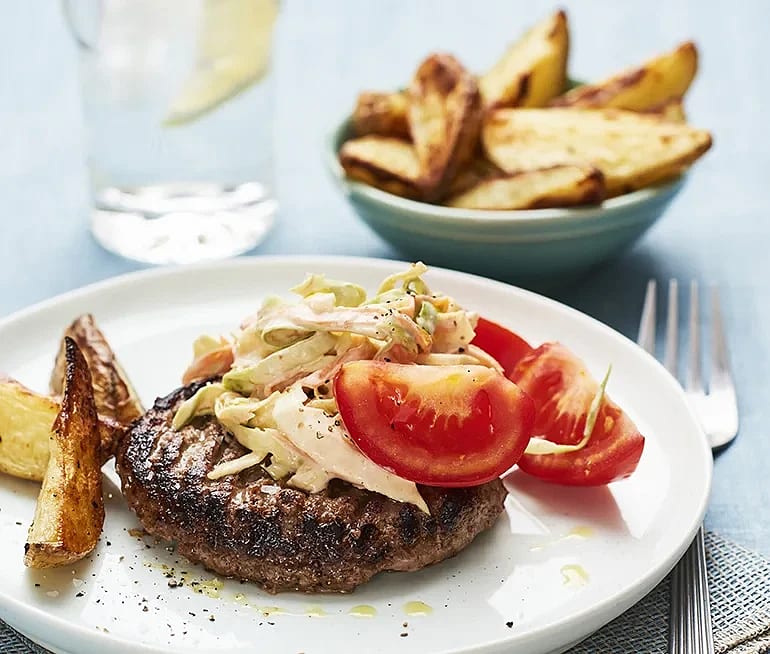 Burgare med coleslaw och rostad potatis