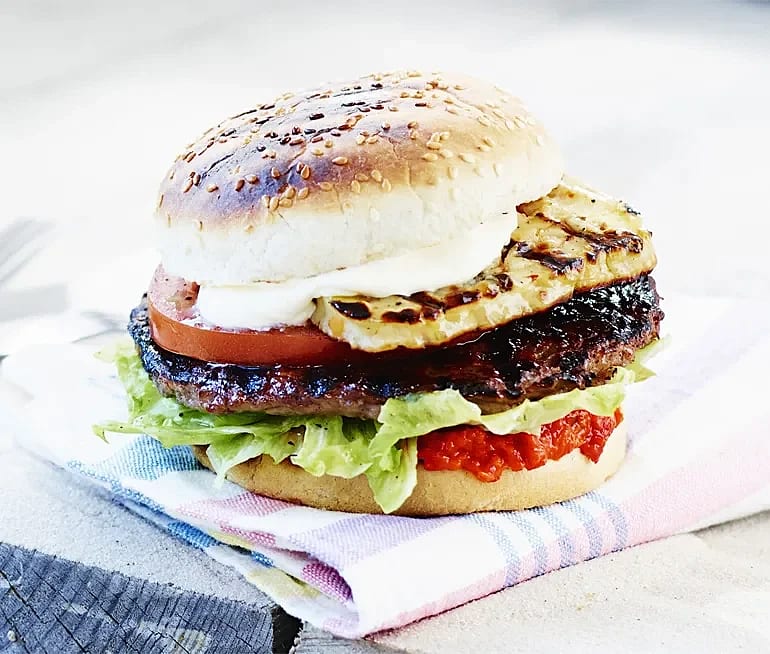 Burgare med grillad chilihalloumi och ajvardressing