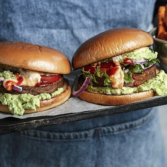 Burgare med pulled oumph, avokado och jalapeno