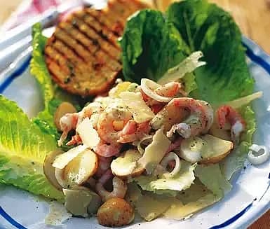 Caesarsallad med färskpotatis och räkor
