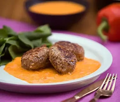 Cevapcici med paprikasås
