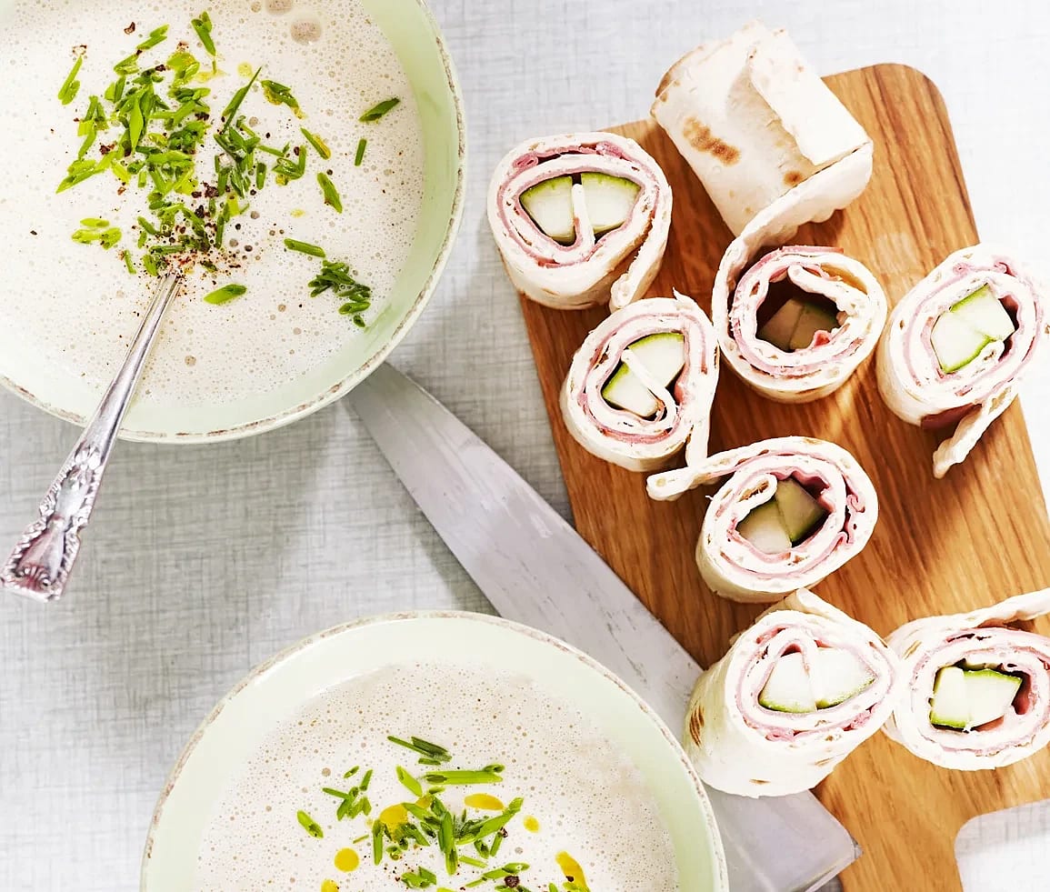 Champinjonsoppa med tunnbrödsrulle