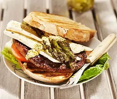 Cheeseburgare med brie, pestokräm och grillad sparris