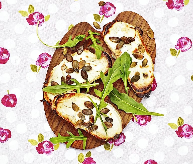 Chèvre chaud med pumpafrön
