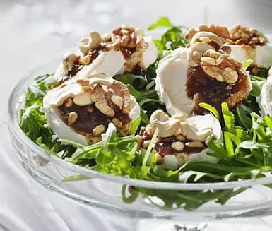 Chèvre med rostade nötter, fikonvinägrett och ruccola