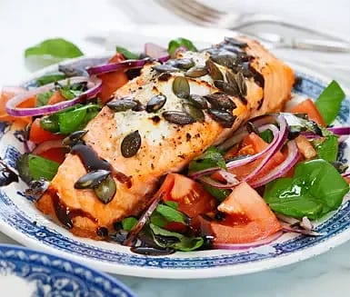 Chèvregratinerad lax med tomatsallad och balsamicosirap