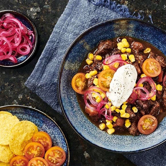 Chili med gräddfil och picklad lök