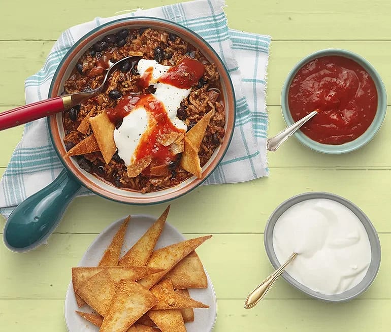 Chili med svarta bönor och friterad tortilla