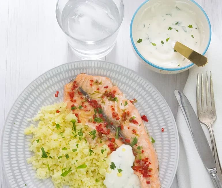 Chili- och limemarinerad stekt lax med yoghurtsås