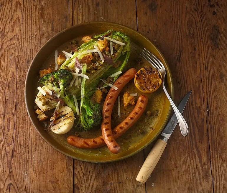 Chilikorv med grillad roman- och broccolisallad