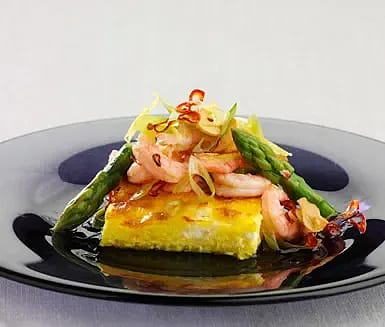 Chilisaffranspannkaka med vårig primörsallad