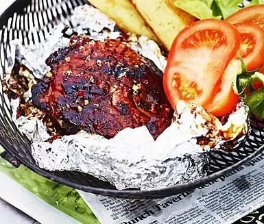 Chipotlegrillad lammskiva med cheddarbröd