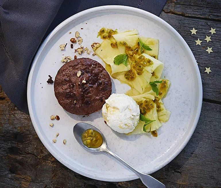 Choklad- och pecannötsbakelse med ananassallad